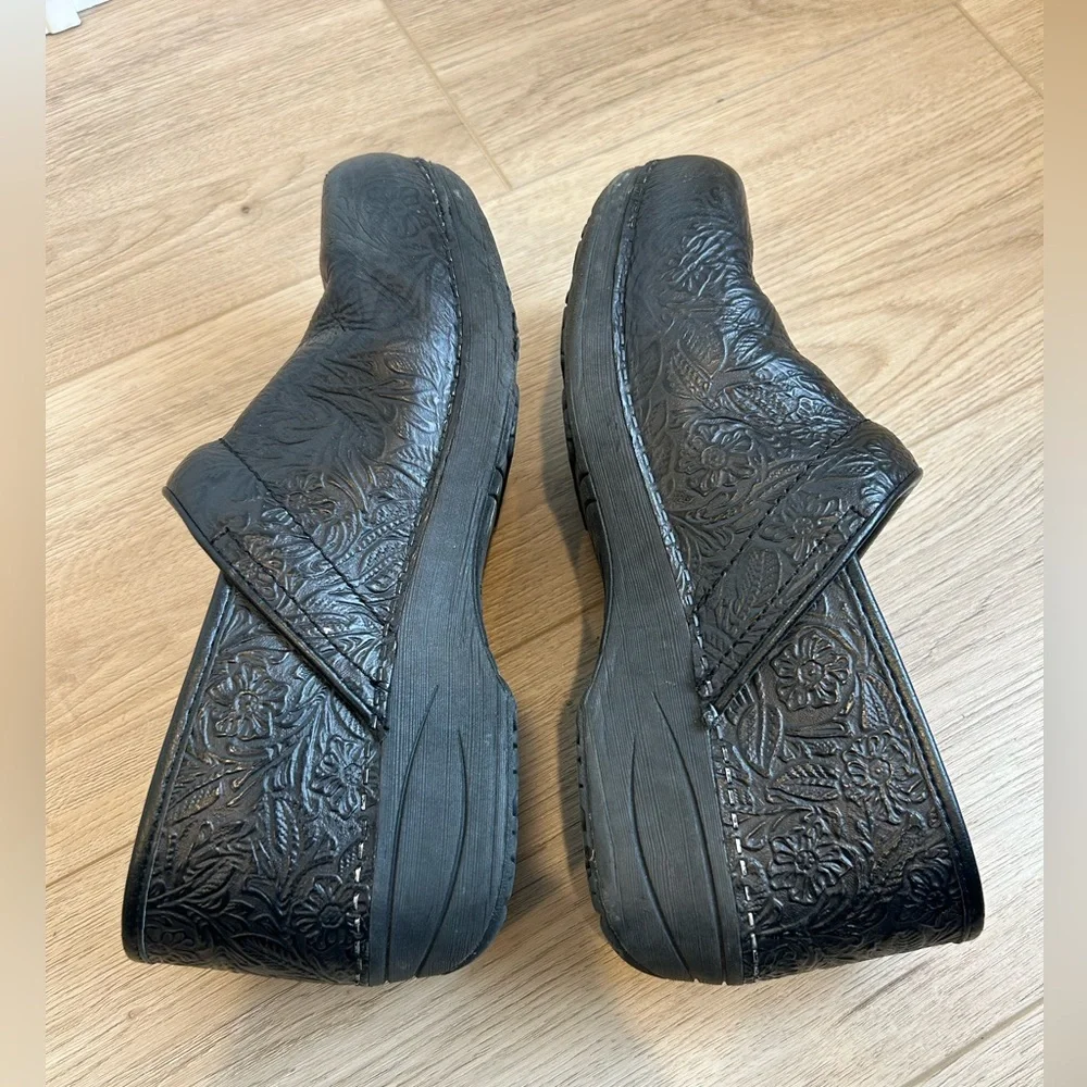 Dansko Black Floral Embossed Leather Comfort Clog Xp 2.0 Size US 9.5 EU 41 - Picture 7 of 13